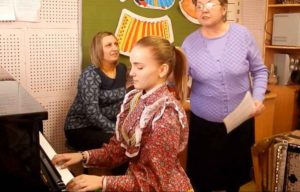 За фортепиано ученица четвёртого класса Прокопчук Лана со своим преподавателем.