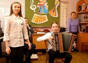 Маша Каньшина аккомпанирует Саше Гусевой (3 класс)